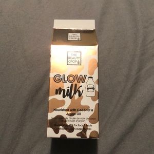 Illuminating milk for face and body